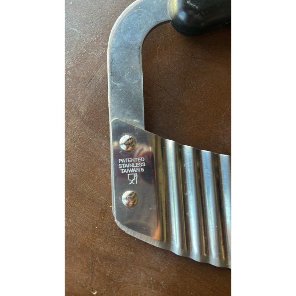 The Pampered Chef Crinkle Cutter Rocking - Picture 3 of 4